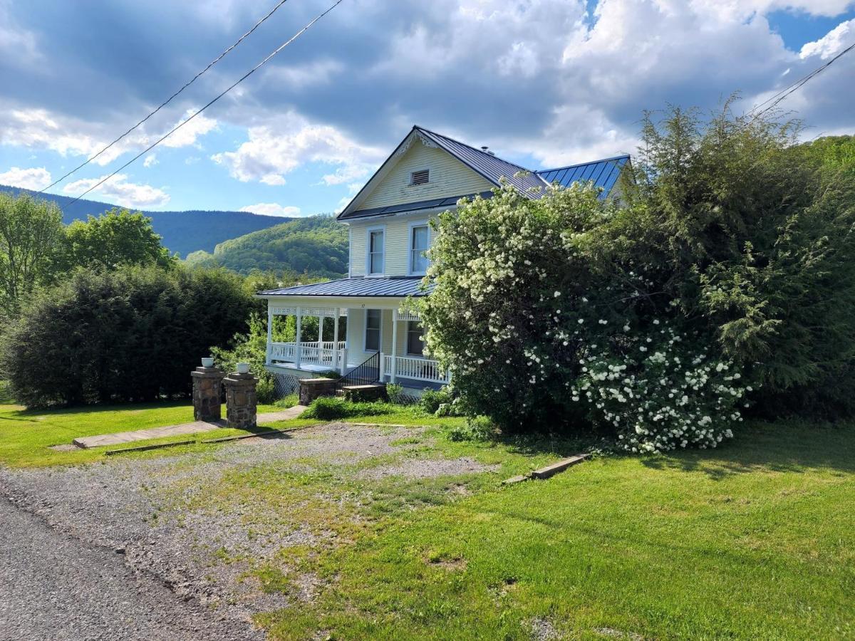 BaseCampWV-Durbin. Spacious 4 bedroom house w/yard Exterior foto