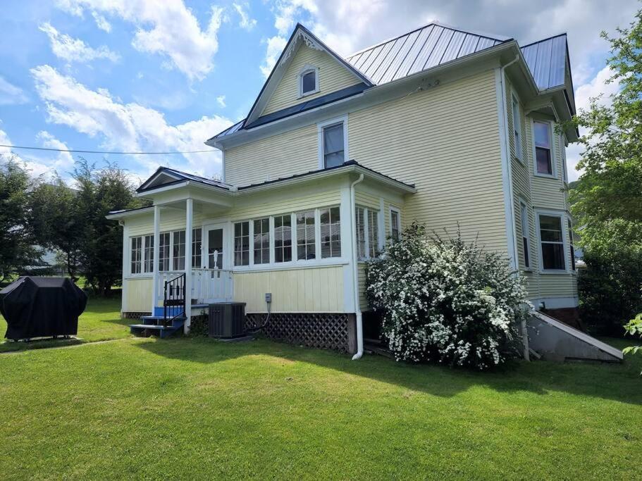 BaseCampWV-Durbin. Spacious 4 bedroom house w/yard Exterior foto